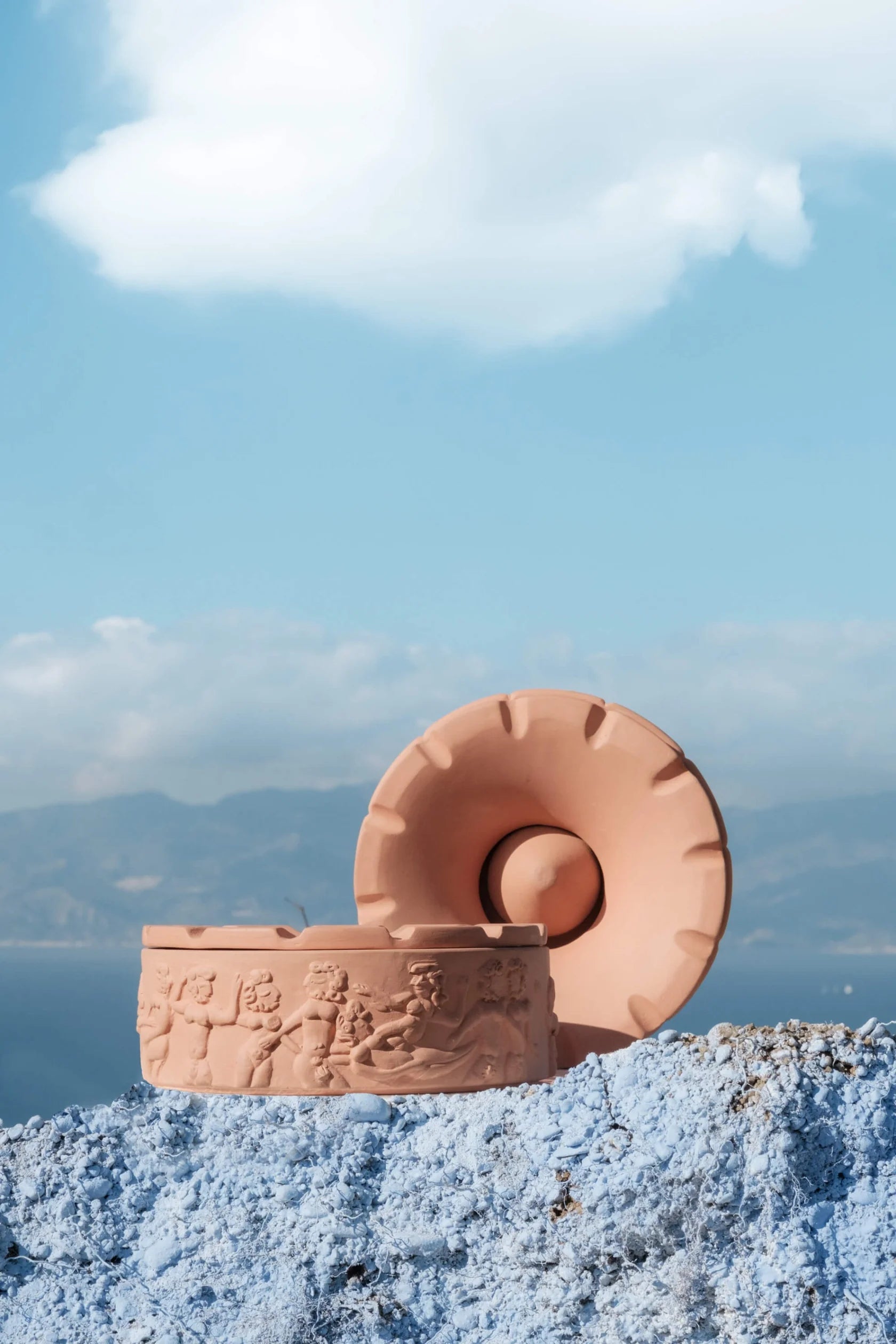 Cenicero de terracota con diseño inspirado en la cultura española