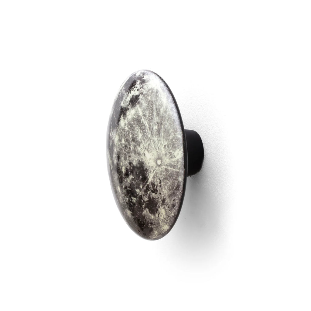 Perchero de pared de madera con diseño de luna