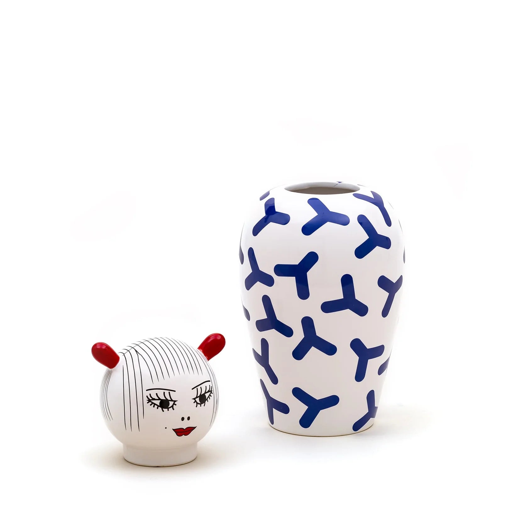 Jarrón decorativo de porcelana con figura femenina