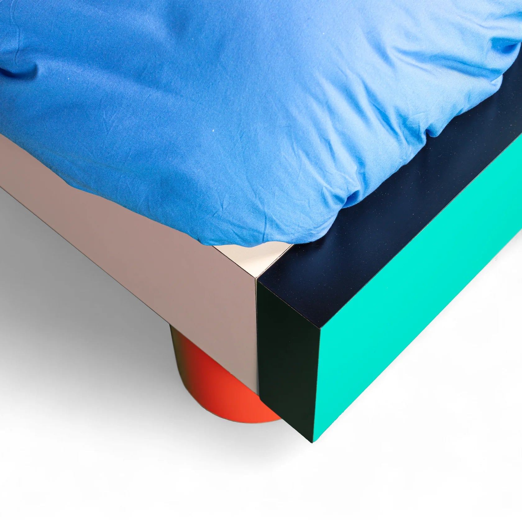 Cama de MDF, madera y laminado con diseño de cuadrícula roja
