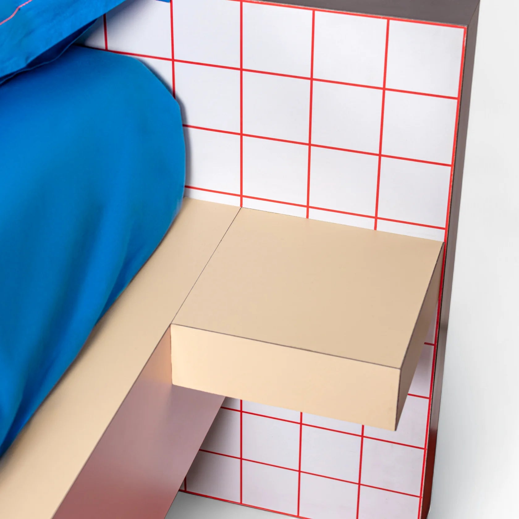 Cama de MDF, madera y laminado con diseño de cuadrícula roja