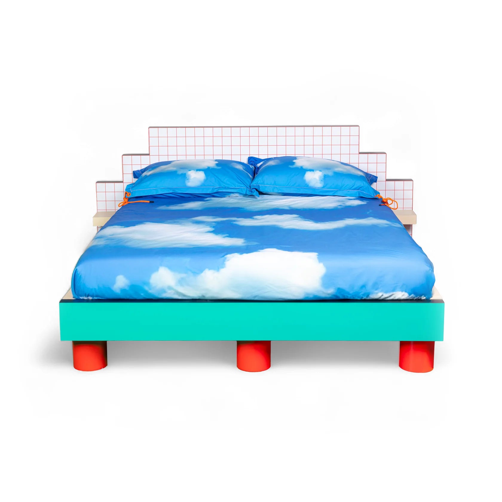 Cama de MDF, madera y laminado con diseño de cuadrícula roja