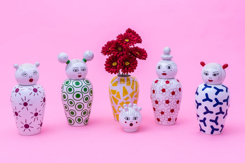 Jarrón decorativo de porcelana con figura femenina